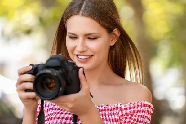 Belle photographe féminine avec appareil photo à l'extérieur — Photo
