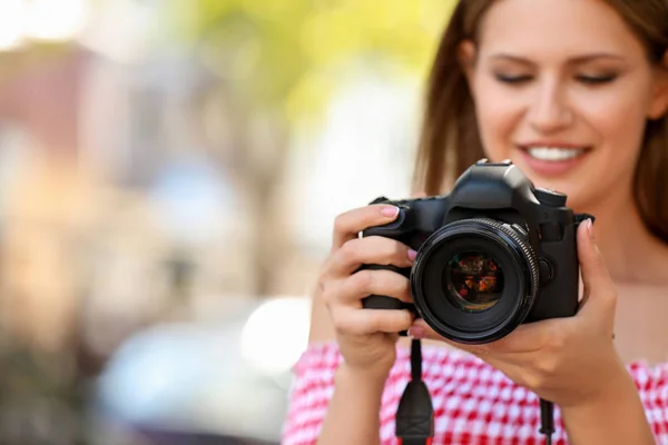 Vacker kvinnlig fotograf med kamera utomhus — Stockfoto