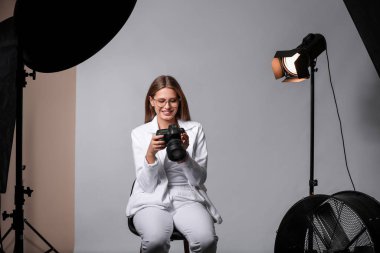 Stüdyoda güzel kadın fotoğrafçı