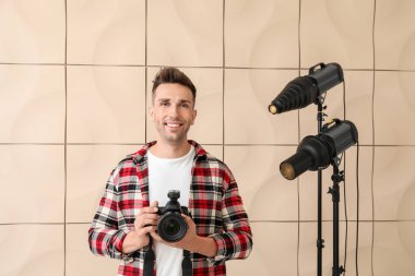Stüdyoda yakışıklı erkek fotoğrafçı