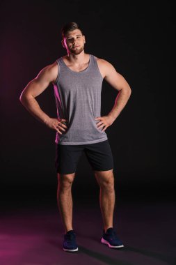 Sportif genç adam koyu arka plan üzerinde