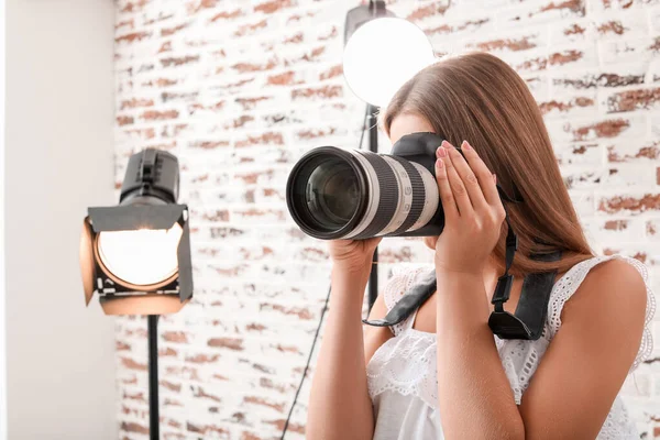 Hermosa fotógrafa en estudio —  Fotos de Stock