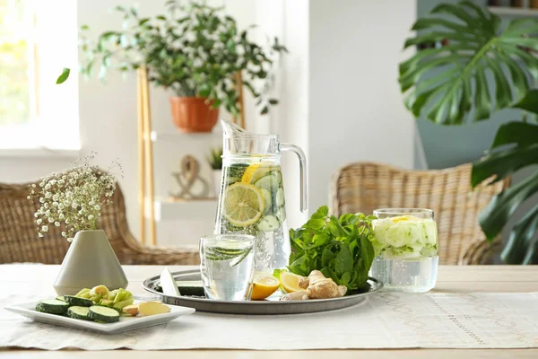 Agua sana infundida con ingredientes en la mesa — Foto de Stock