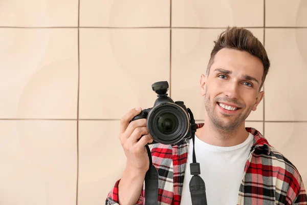 Knappe mannelijke fotograaf in de buurt van Light Wall — Stockfoto