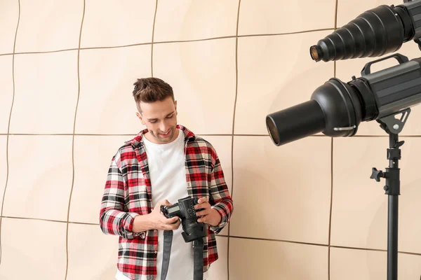 Bonito fotógrafo masculino em estúdio — Fotografia de Stock