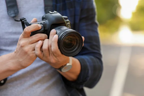 Knappe mannelijke fotograaf met camera buiten, close-up — Stockfoto
