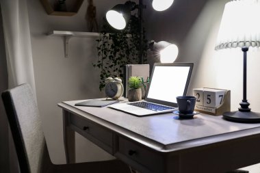 Akşamları laptopla rahat bir iş yeri