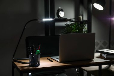 Akşamları laptopla rahat bir iş yeri