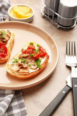 Tabakta lezzetli sandviçler var.