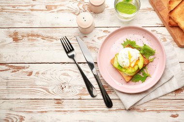 Tahta masadaki lezzetli sandviçli tabak.