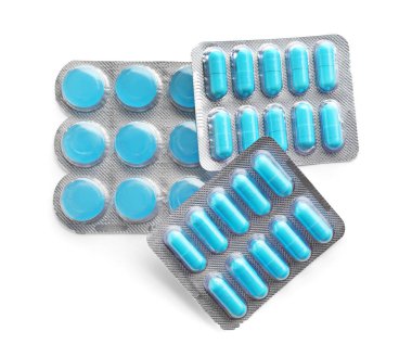 Kabarcık paketleri beyaz arka planda farklı haplarla