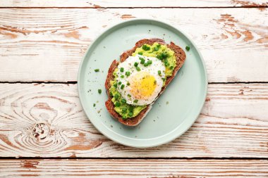 Beyaz ahşap arka planda lezzetli bir sandviç tabağı.