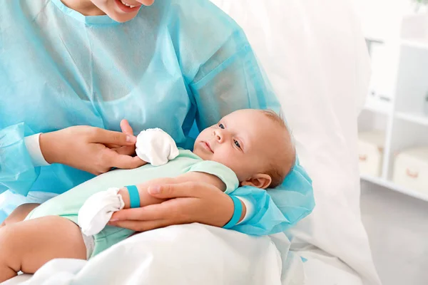 Młoda kobieta z noworodkiem w szpitalu położniczym — Zdjęcie stockowe