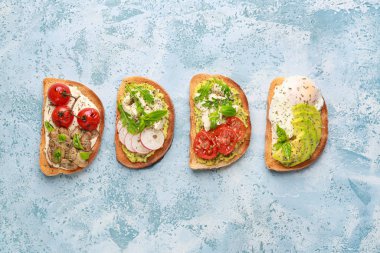 Renkli arka planda lezzetli sandviçler