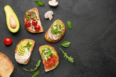 Koyu arkaplanda lezzetli sandviçler