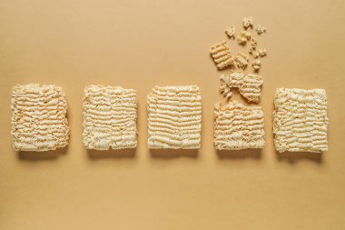 Ezilmiş erişteler ve renkli arka plan. Eşsizlik kavramı