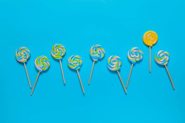 Renkli arka planda lezzetli şekerler. Eşsizlik kavramı