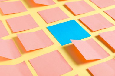 Pembe olanlar arasında mavi kağıt kaplama, arka planda. Eşsizlik kavramı