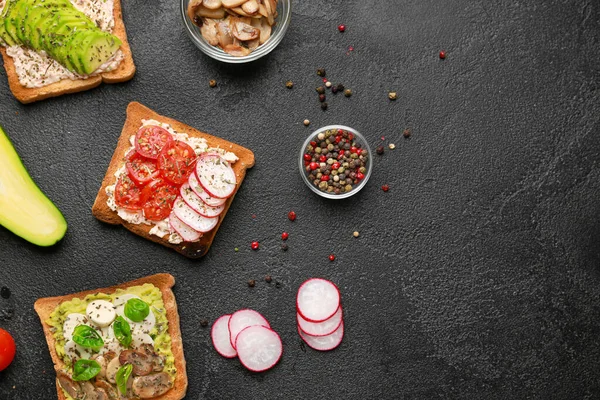 Lekkere sandwiches op donkere achtergrond — Stockfoto