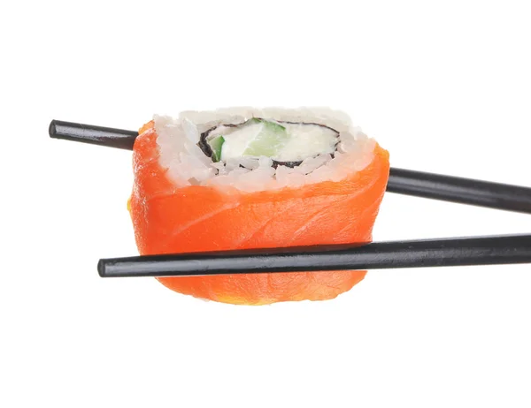 Bacchette con gustoso rotolo di sushi su sfondo bianco — Foto Stock