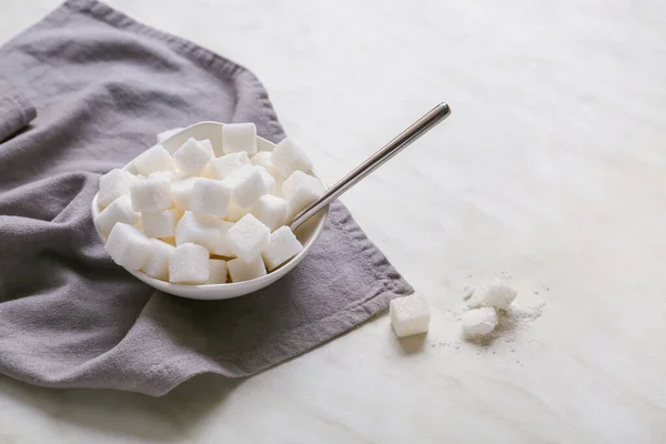 Tigela com açúcar na mesa branca — Fotografia de Stock