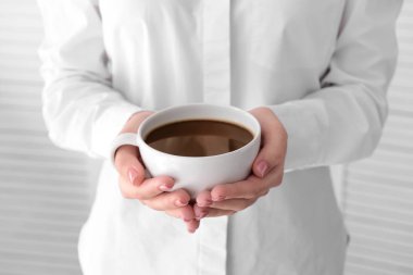 Sıcak kahveli kadın, yakın plan.