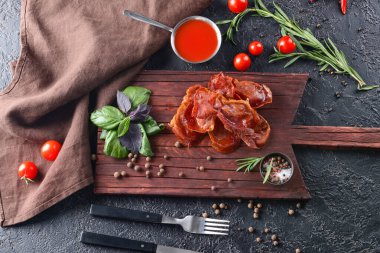 Baharatlı ve soslu domuz pastırması.