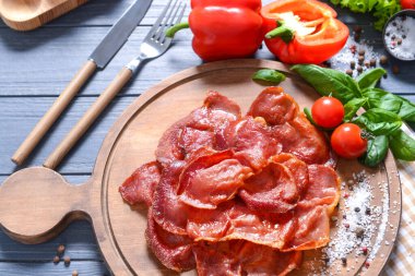 Lezzetli kızarmış pastırmalı ahşap tahta.