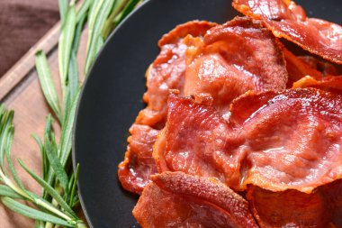 Lezzetli kızarmış domuz pastırması, yakın plan.