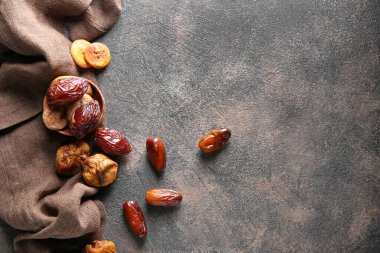 Gri arkaplanda tarihleri olan kuru incirler.