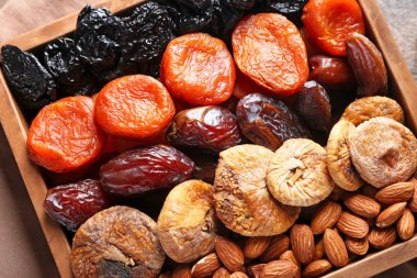 Kutuda farklı kurutulmuş meyve ve fındık.