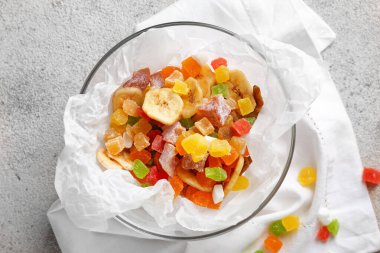 Gri arka planda farklı meyveli kase