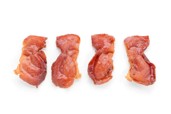 Smaklig stekt bacon på vit bakgrund — Stockfoto