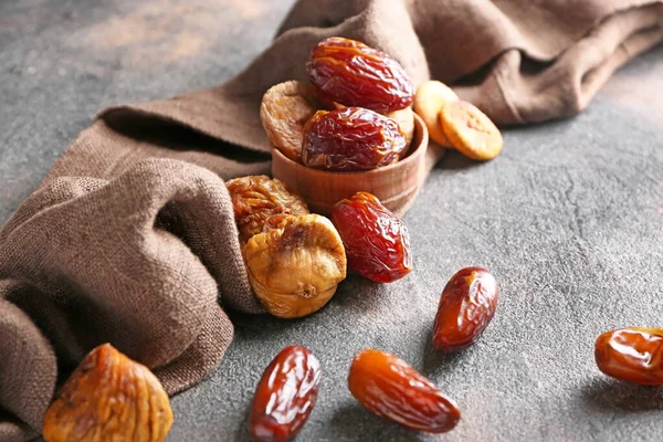 Dried figs with dates on grey background — Stock Photo, Image