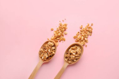 Renkli arkaplanda lezzetli tahıllı kaşıklar