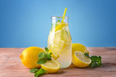 Tahta masada bir şişe taze limonata.