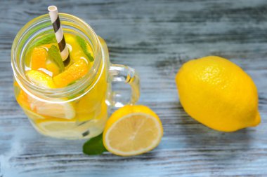 Mason kavanozu ahşap masada taze limonata.