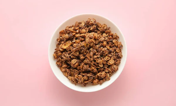 Schaal met smakelijke granola op kleur achtergrond — Stockfoto