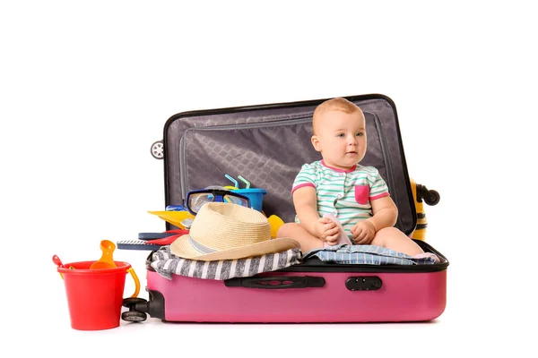Schattige baby met koffer en bezittingen op witte achtergrond — Stockfoto