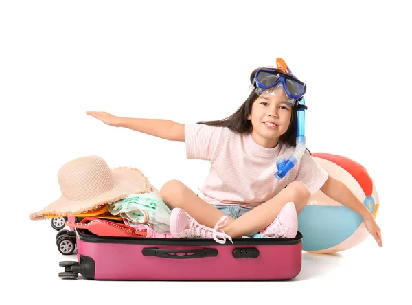 Ragazza felice con valigia e oggetti su sfondo bianco — Foto Stock