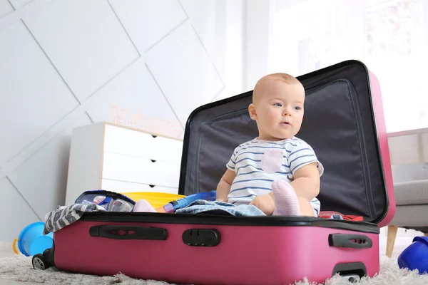 Bambino carino con valigia e effetti personali a casa — Foto Stock
