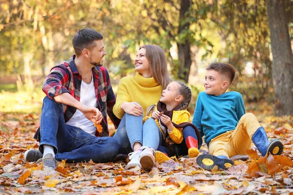Счастливая семья отдыхает в осеннем парке — стоковое фото