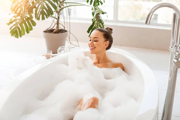 Mooie jonge vrouw ontspannen in bad — Stockfoto