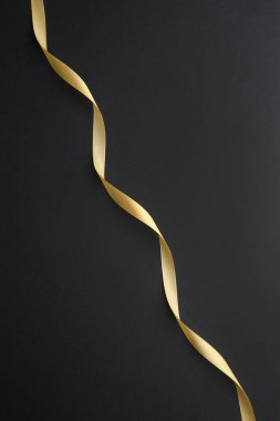 Koyu arkaplanda güzel altın kurdele