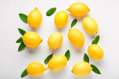 Beyaz arka planda olgun limonlar