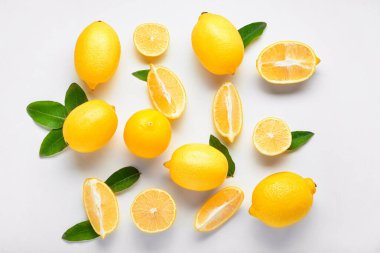 Beyaz arka planda olgun limonlar