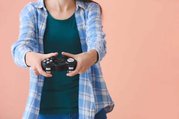 Teenager κορίτσι με pad παιχνίδι στο φόντο χρώμα — Φωτογραφία Αρχείου
