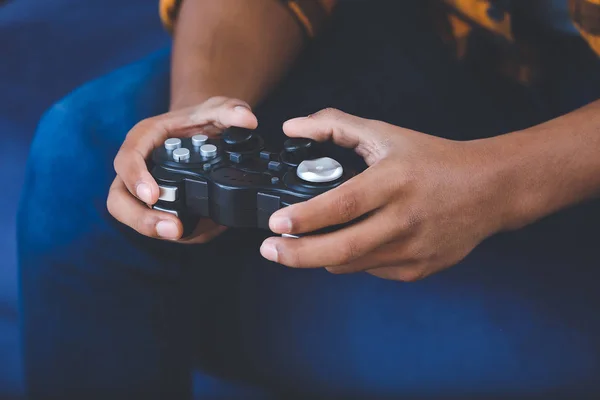 Africano-americano adolescente menino jogar jogos de vídeo em casa, close-up — Fotografia de Stock