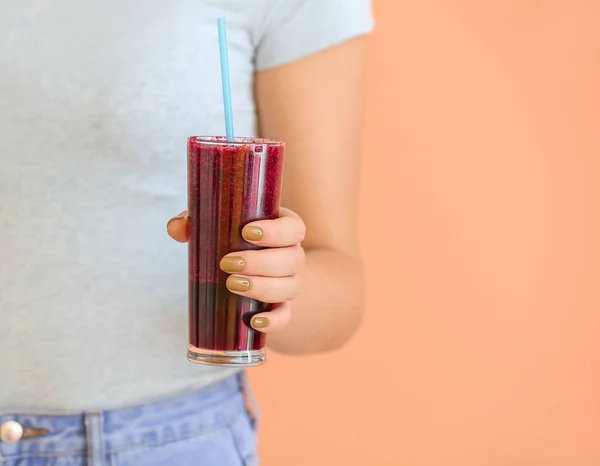 Woman with glass of healthy smoothie on color background, closeup — ストック写真