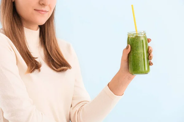 Vrouw met pot gezonde smoothie op kleur achtergrond — Stockfoto